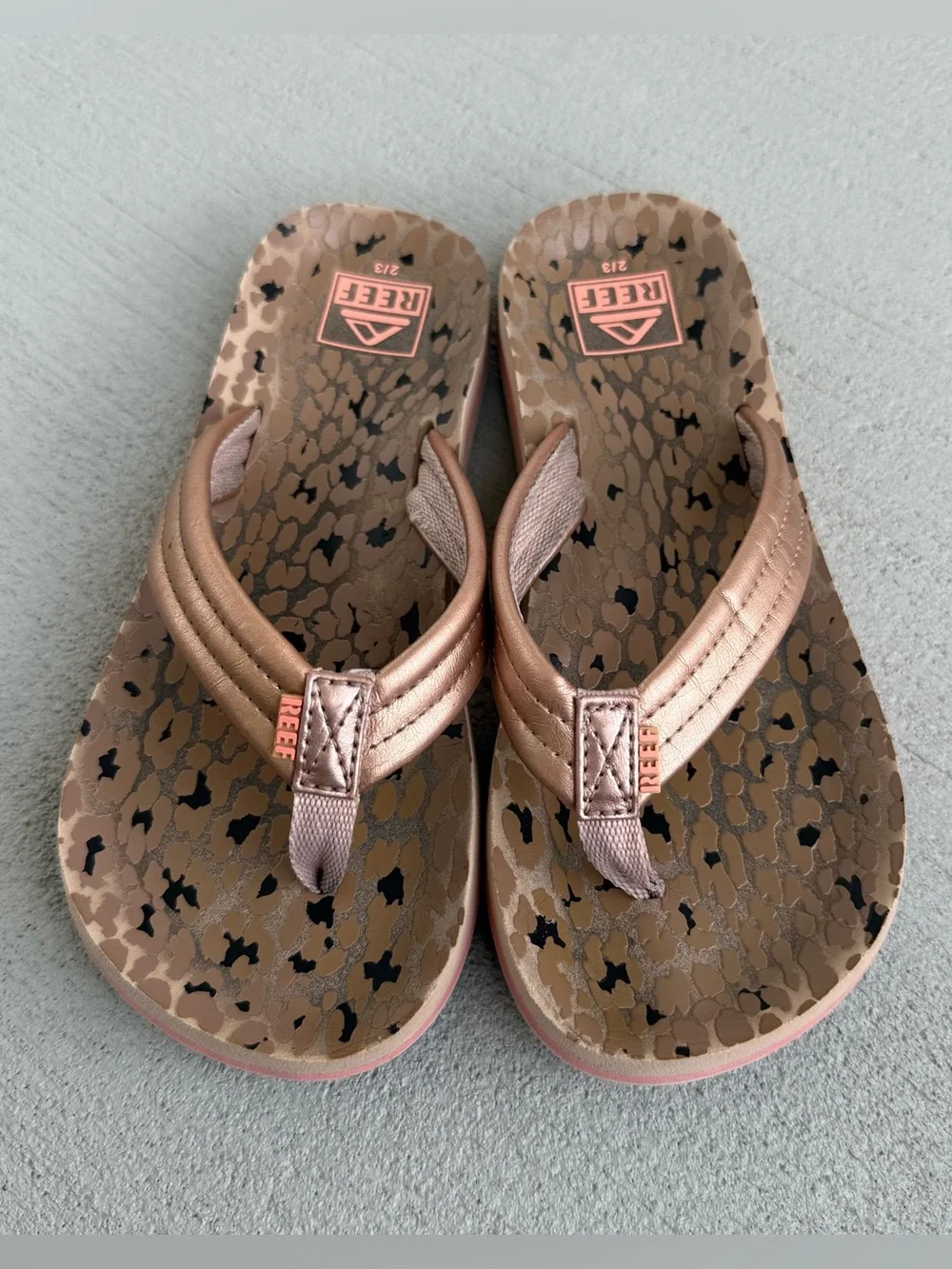 Reef Kids Ahi Leopard Print Flip Flops Rose Gold Thong Sandals Size Youth 2/3